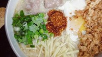 Ini racikan bubur atau Juk yang komplet. Ada potongan daging, irisan jahe segar, bawang goreng, daun ketumbar dan cabe bubuk. Foto: Instagram @aumalicious26