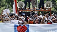 Para pegawai honorer ini tergadung dalam Forum Honorer Kategori 2 Indonesia.