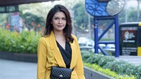 Sere tampil dengan blazer kuning dan jumpsuit hitam serta high heels hitam. Pool/Noel/detikFoto.