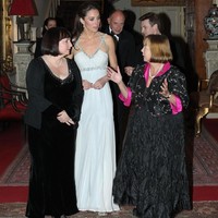 Kate anggun dibalut gaun sleeveless bernuansa biru muda dengan detail perak dari Amanda Wakeley. Dia memadukannya bersama sepatu Jimmy Choo. Foto: Getty Images