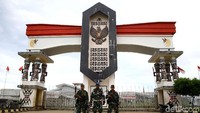 Usai berbelanja di Indonesia, personel TNI siap berjaga di gerbang utama PLBN Skouw.