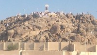 Selanjutnya adalah Jabal Rahmah, bukit pertemuan Nabi Adam dan Siti Hawa. Bukit ini disebut juga dengan Bukit Cinta, sekalian berdoa minta jodoh (Doohan Aditya Saputro/dTraveler)  