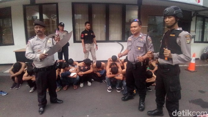 Polisi Amankan 24 Pelajar yang Bawa Senjata Tajam