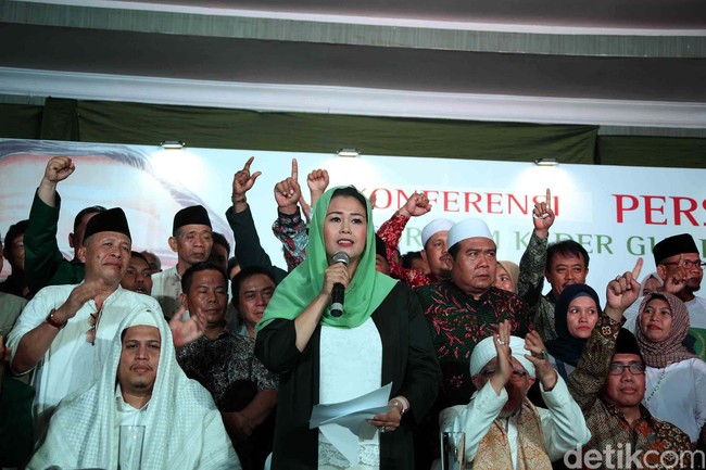 Yenny Wahid selalu tampil dengan kerudung warna cerah dalam menjalani aktivitasnya. Seperti saat menggelar jumpa pers mengenai sikap politiknya dan keluarga Gus Dur yang mendukung Jokowi kembali menjadi presiden, Yenny mengenakan kerudung berwarna hijau yang dipadukan dengan outer hitam dan blouse putih. Foto: Detikcom