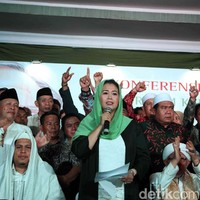 Yenny Wahid selalu tampil dengan kerudung warna cerah dalam menjalani aktivitasnya. Seperti saat menggelar jumpa pers mengenai sikap politiknya dan keluarga Gus Dur yang mendukung Jokowi kembali menjadi presiden, Yenny mengenakan kerudung berwarna hijau yang dipadukan dengan outer hitam dan blouse putih. Foto: Detikcom
