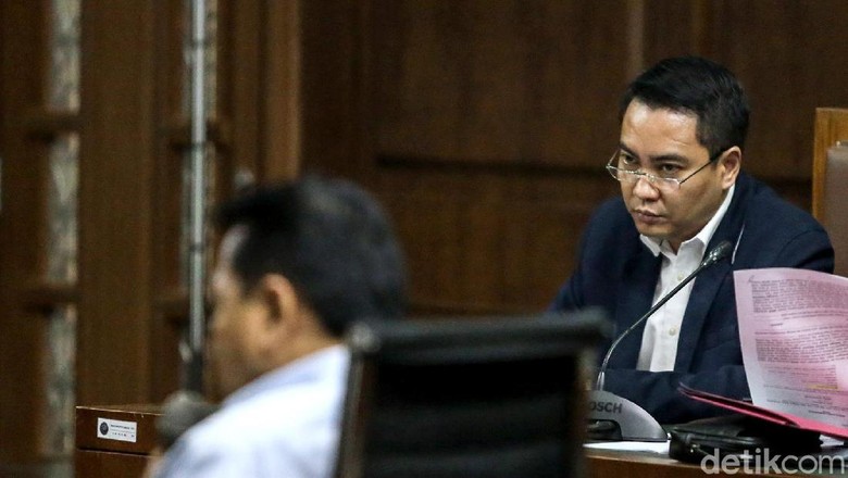 Fayakhun Mengaku Inisiatif Beri Duit: Ketum Pusing Mau Rapimnas Fayakhun Mengaku Inisiatif Beri Duit: Ketum Pusing Mau Rapimnas