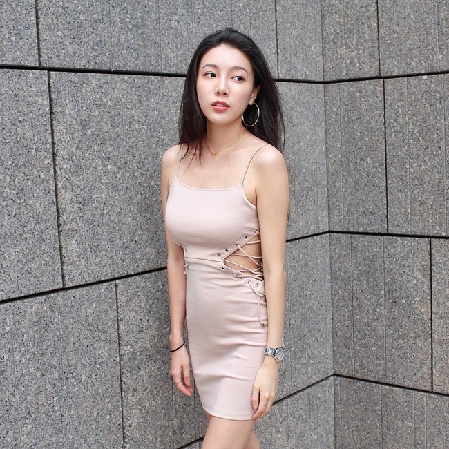 Debbie mengenakan pakaian dari tokonya sendiri sebagai salah satu teknik marketingnya. Foto: Instagram @yehdeb