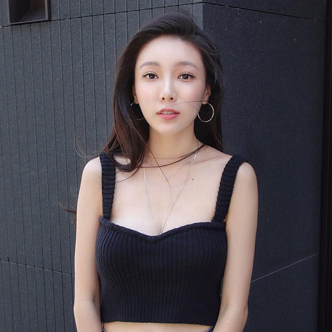  Kenalan dengan Debbie Shao, selebgram sekaligus bos toko fashion online yang jadi perhatian karena wajah menawannya. Foto: Instagram @yehdeb