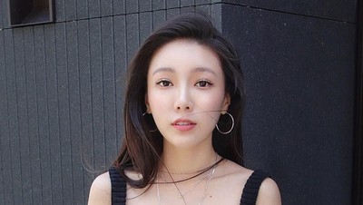 Potret Debbie, Bos Online Shop Cantik yang Senyumnya Bikin Meleleh