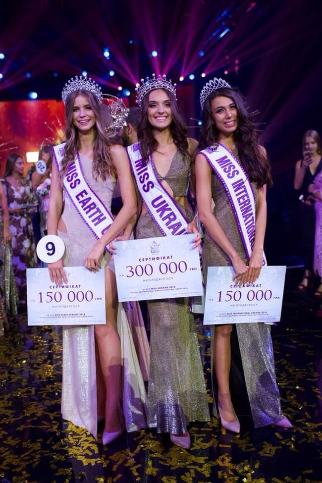 Usai penobatan dirinya sebagai pemenang Miss Ukraine 2018, Veronika Didusenko berpose bersama dua finalis lainnya yang mendapatkan gelar Miss Earth Ukraine 2018, Anastasia Krivokhizha dan Bogdan Tarasyk yang dipilih sebagai Miss International Ukraine 2018. Foto: Instagram @veronika_didusenko