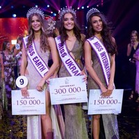 Usai penobatan dirinya sebagai pemenang Miss Ukraine 2018, Veronika Didusenko berpose bersama dua finalis lainnya yang mendapatkan gelar Miss Earth Ukraine 2018, Anastasia Krivokhizha dan Bogdan Tarasyk yang dipilih sebagai Miss International Ukraine 2018. Foto: Instagram @veronika_didusenko