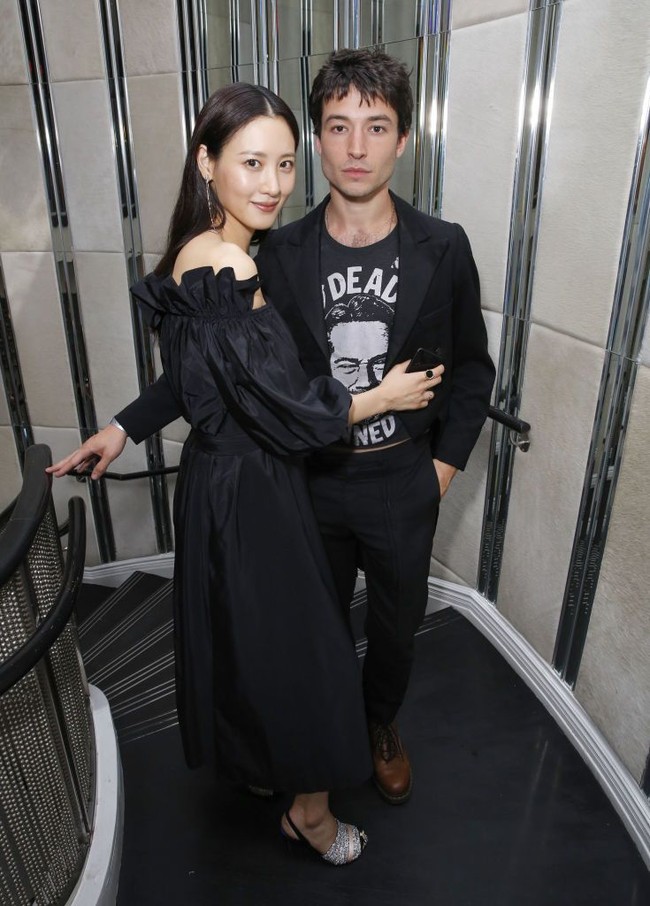 Claudia Kim mengaku lega akhirnya diperbolehkan mengungkapkan karakter yang dimainkannya di film The Crimes of Grindelwald, setelah harus merahasiakannya selama lebih dari setahun. Ini momen kebersamaannya dengan Ezra Miller, pemeran Credence Barebone. Foto: Getty Images
