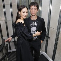 Claudia Kim mengaku lega akhirnya diperbolehkan mengungkapkan karakter yang dimainkannya di film The Crimes of Grindelwald, setelah harus merahasiakannya selama lebih dari setahun. Ini momen kebersamaannya dengan Ezra Miller, pemeran Credence Barebone. Foto: Getty Images