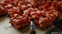 Pemandangan tersebut terlihat di kantor PT Pos Indonesia di kawasan Jakarta Pusat,  Rabu (26/9/2018).