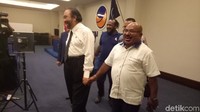 Lukas Enembe terlihat dekat dengan Ketum Partai NasDem Surya Paloh, mereka terlihat saling berpegangan tangan. Menkopolhukam Mahfud Md menyebut saat ini pengelolaan dana PON oleh Lukas tengah diusut. (Gibran Maulana Ibrahim/ detikcom)