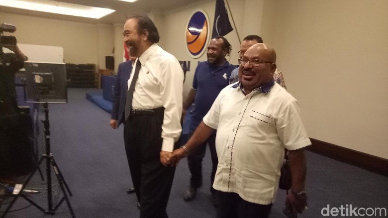Temui Paloh, Lukas Sebut Seluruh Kepala Daerah Papua Dukung Jokowi Temui Paloh, Lukas Sebut Seluruh Kepala Daerah Papua Dukung Jokowi