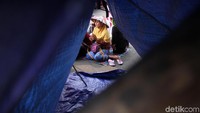  Mereka juga mendirikan tenda.
