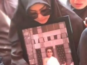 Tangis Syahrini Pecah saat Jenazah Sang Kakak Dikuburkan