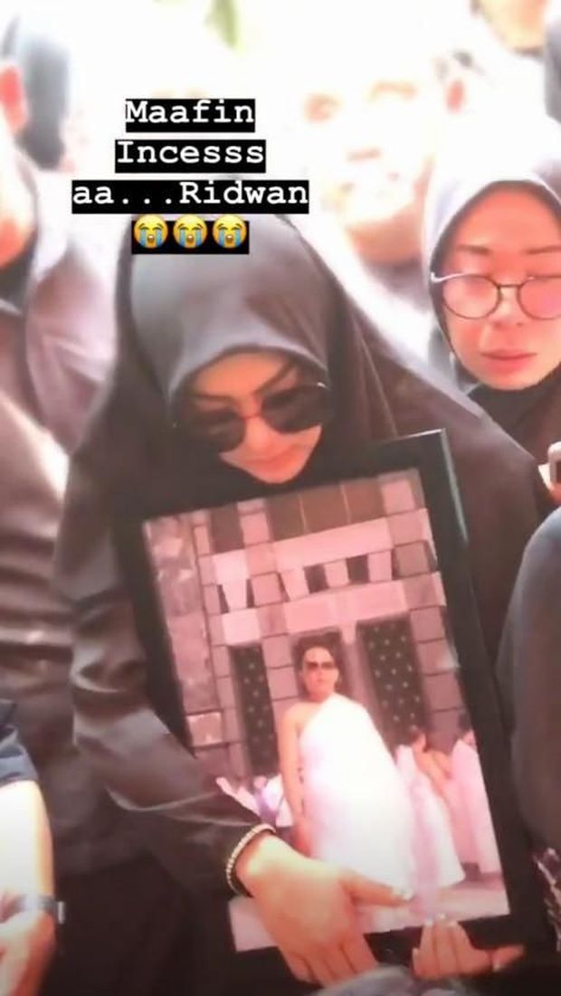 Tangis Syahrini Pecah saat Jenazah Sang Kakak Dikuburkan
