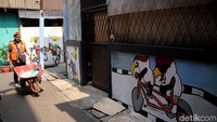 Seperti inilah kira-kira gambarannya. Mural berbau Asian Para Games menghiasi area wilayah perkampungan mereka.