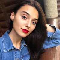 Veronika merupakan lulusan jurusan matematika dari Taras Shevchenko National University, Kiev. Dia merupakan pendiri Young Einsteins Ukraine, program yang bertujuan untuk membantu anak-anak yatim-piatu belajar matematika dan IPA. Foto: Instagram @veronika_didusenko