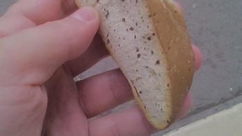 Ini bukan roti lho, tapi batu yang mirip roti. (Foto: Brightside)