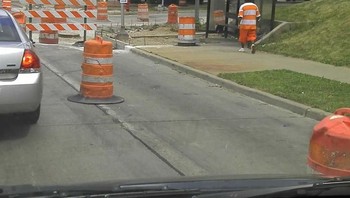 Kalau diperhatikan seksama, ada yang aneh dari pembatas jalan ini. (Foto: Brightside)