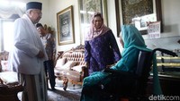 Sinta Nuriyah Wahid yang didampingi Yenny Wahid mengajak Maruf Amin berbincang di ruang tamu.