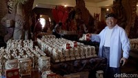 Miniatur patung Garuda Wisnu Kencana dikerjakan maestro patung I Made Ada bersama para perajin di Kampung Garuda, Pakudui, Tegallalang, Gianyar, Bali. 