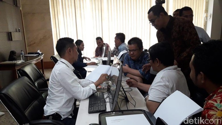 Ruhut Sitompul Temani Elite Hanura Lapor Peneror ke Bareskrim Ruhut Sitompul Temani Elite Hanura Lapor Peneror ke Bareskrim