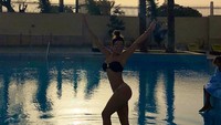 Dalam Instagramnya dapat kita lihat dia membagikan postingan seksi saat melakukan pemotret jika sedang tidak bertugas. Di mengungkapkan bahwa dia telah mendapatkan izin selagi tidak mengganggu pekerjaannya di kepolisian. (sammysep/Instagram)