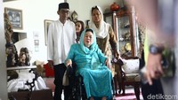 Sinta Nuriyah Wahid menyambut kedatangan Maruf Amin.