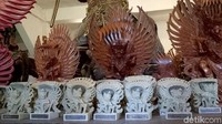 Patung-patung tersebut dibuat dari kayu panggal buaya yang memiliki nama Latin zanthoxylum rhetsa. Kayu ini memang sedang dibudidayakan di Bali, dan menjadi salah satu kayu favorit para pemahat.