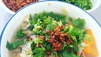 Siapa yang ngga bgiler? Yang ini bubur dari nasi lembek disiram kaldu dengan paduan ayam dan daun ketumba rmelimpah. Foto: Instagram @miiu_than