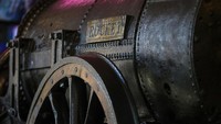Sejarah lahirnya Stephensons Rocket berawal dari sebuah kompetisi untuk memilih kandidat lokomotif yang akan digunakan untuk menjadi transportasi kereta komersil pertama dengan rute Liverpool-Manchester. Rocket yang dirancang oleh Robert Stephenson memenangkan kompetisi tersebut sehingga namanya diabadikan menjadi nama kereta lokomotif uap tersebut. Christopher Furlong/Getty Images.