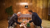 Pemandangan yang indah ya. Ini adalah momen saat Kurz sibuk menata makanan bersama Heinz Fischer mantan presiden Austria pendahulunya. Foto: instagram @sebastiankurz