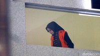 Kasus dugaan suap proyek PLTU Riau-1 ini telah menyeret sejumlah nama baik dari kalangan politisi dan pengusaha menjadi tersangka. Selain Eni Maulani Saragih, Idrus Marham dan Johannes B Kotjo menjadi tersangka lainnya dari kasus suap proyek tersebut.