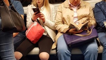 Sekilas wanita ini tampak memiliki kaki buntung. (Foto: Brightside)
