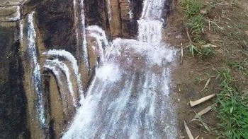 Keren! Pria ini gunakan kapur untuk menggambar 3D di atas tanah. (Foto: Brightside)
