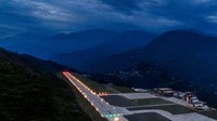 Di Sikkim juga ada bandara yang baru dibuka tahun 2018 lalu. Kalau biasanya, bandara akan menggunakan lahan datar, namun Bandara Pakyong itu dibangun melalui rekayasa luar biasa di atap dunia. rajiv srivastava/imazinindia.com/CNN Travel  