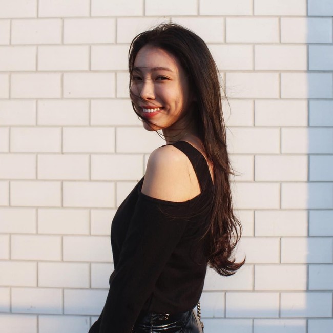 Mengenakan makeup natural flawless, Senyuman Debbie ini terlihat manis. Foto: Instagram @yehdeb