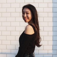 Mengenakan makeup natural flawless, Senyuman Debbie ini terlihat manis. Foto: Instagram @yehdeb