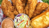 Agar lebih kenyang, sambil menunggu jam makan malam, chicken fingers punya @unlokt juga enak dipadukan dengan roti panggang, kentang goreng, dan saus mushroom. Yummy!Foto: Instagram
