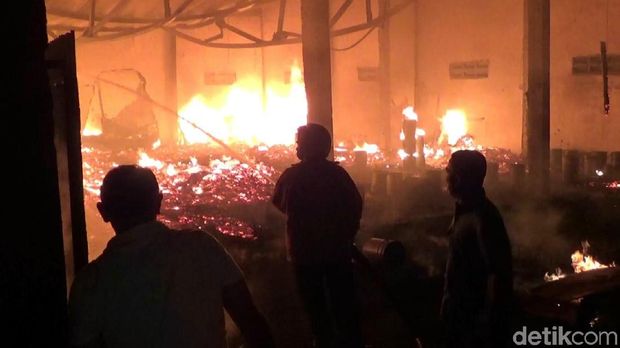 Api muncul dari salah satu gudang yang kemudian menyambar ke gudang lain