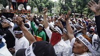 Para pegawai honorer berorasi minta diangkat menjadi PNS.