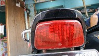 Identiknya Tiger 2000 nampak juga pada bagian belakang, yakni handlebar yang terbagi dua sisi; kiri dan kanan. Pun sisi part pencahayaan, stop lamp-nya hanya menggunakan satu bohlam.