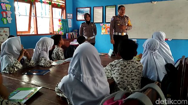 Saat mengajar, diselipkan juga pesan kamtibmas
