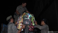Sepeda-sepeda itu diangkut menggunakan mobil bak terbuka.