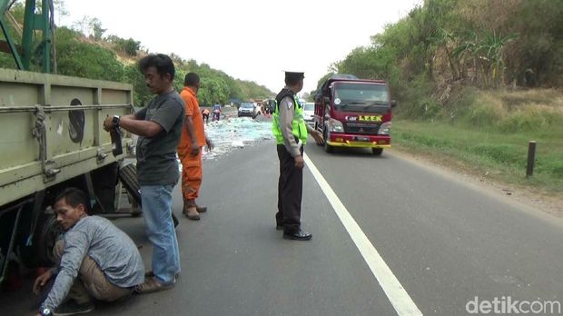 Truk Pengangkut Kaca Terguling di Tol Cipularang, Lalu Lintas Macet Panjang
