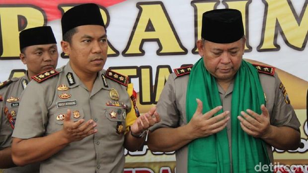 Kulo Nuwun ke PP Sunan Drajat, Kapolda Jatim Dapat Kalungan Sorban